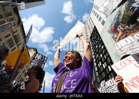 New York City, New York, USA. 15. Juli 2017. Demonstranten fordern die Amtsenthebung von Präsident Donald Trump während der Rallye in New York City am 15. Juli 2017 in New York. Bildnachweis: Anna Sergeeva/ZUMA Draht/Alamy Live-Nachrichten Stockfoto