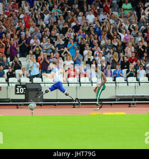 London, UK. 15. Juli 2017. Richard Whitehead (GBR) für die Linie läuft, wie er die Männer 200 m T42 Finale bei der WM Para Leichtathletik im Stadion London, Queen Elizabeth Olympic Park gewinnt. Bildnachweis: Michael Preston/Alamy Live-Nachrichten Stockfoto