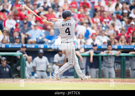 Philadelphia, Pennsylvania, USA. 8. Juli 2017. San Diego Padres erster Basisspieler Wil Myers (4) in Aktion während der MLB-Spiel zwischen den San Diego Padres und Philadelphia Phillies im Citizens Bank Park in Philadelphia, Pennsylvania. Die San Diego Padres gewann 2: 1. Christopher Szagola/CSM/Alamy Live-Nachrichten Stockfoto