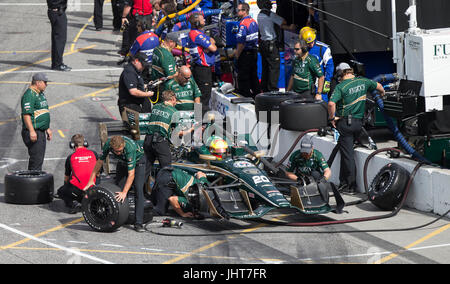 Toronto, Kanada. 15. Juli 2017. Ed Carpenter Racing Fahrer Spencer Pigot(C) der Vereinigten Staaten bekommt einen Boxenstopp während der 2017 Honda Indy Toronto der Verizon-IndyCar-Serie auf Exhibition Place in Toronto, Kanada, 15. Juli 2017. Bildnachweis: Zou Zheng/Xinhua/Alamy Live-Nachrichten Stockfoto