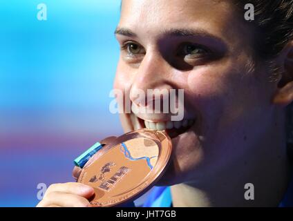 Budapest, Ungarn. 15. Juli 2017. Bronzemedaillengewinner Elena Bertocchi Italien Pose während der Verleihung der Frauen 1m-Sprungbrett bei den 17. FINA Weltmeisterschaften in Duna Arena in Budapest, Ungarn, am 15. Juli 2017. Bildnachweis: Gong Bing/Xinhua/Alamy Live-Nachrichten Stockfoto