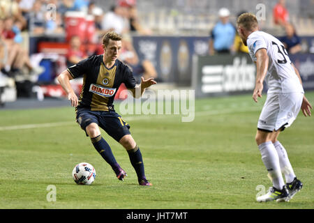 Chester, Pennsylvania, USA. 15. Juli 2017. Philadelphia Union Verteidiger AARON JONES (19) steuert eine Kugel als Swansea City Verteidiger STEPHEN KINGSLEY (35) in einem internationalen Freundschaftsspiel gespielt Talen-Energie-Stadion in Chester, PA. bewegt sich Zeichnen Sie Swansea und der Union zu einem 2: 2 gespielt. Credit: Ken Inness/ZUMA Draht/Alamy Live-Nachrichten Stockfoto