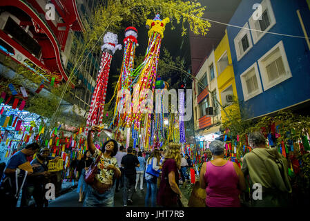 Sao Paulo, Brasilien. 15. Juli 2017. Das Tanabata Matsuri oder Star Festival in Sao Paulo ist ein Festival, das in der Regel am ersten Wochenende im Juli stattfindet. Während des Festivals sind die Straßen gefüllt mit Papier oder Bambus Verzierungen, mit Tänzen, Musik und typischen Speisen. Wünsche sind geschrieben am Tanzaku - Papierstreifen, die sind auch bekannt als "Streifen" - die werden dann verbrannt, zusammen mit Bambus, glauben, dass der Rauch die Wünsche zu den Sternen tragen würde. Bildnachweis: ZUMA Press, Inc./Alamy Live-Nachrichten Stockfoto