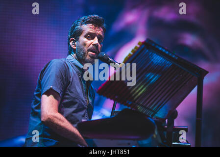 Barolo, Italien. 15. Juli 2017. Carmen Consoli, Max Gazzè und Daniele Silvestri, die live auf dem Collisioni Festival 2017 Credit: Alessandro Bosio/Alamy Live News Stockfoto