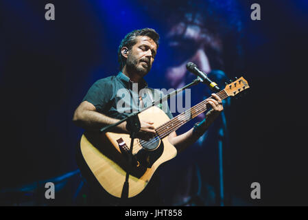 Barolo, Italien. 15. Juli 2017. Carmen Consoli, Max Gazzè und Daniele Silvestri, die live auf dem Collisioni Festival 2017 Credit: Alessandro Bosio/Alamy Live News Stockfoto