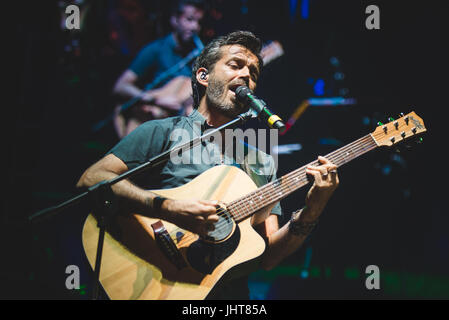 Barolo, Italien. 15. Juli 2017. Carmen Consoli, Max Gazzè und Daniele Silvestri, die live auf dem Collisioni Festival 2017 Credit: Alessandro Bosio/Alamy Live News Stockfoto