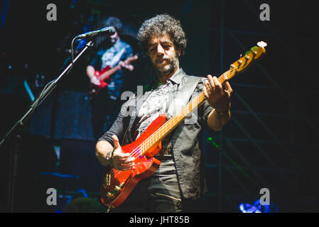 Barolo, Italien. 15. Juli 2017. Carmen Consoli, Max Gazzè und Daniele Silvestri, die live auf dem Collisioni Festival 2017 Credit: Alessandro Bosio/Alamy Live News Stockfoto