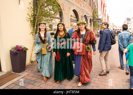 Landshut, Deutschland. 15. Juli 2017. Drei junge Frauen in mittelalterlichen Kostümen zu Fuß auf der Straße während der Landshuter Hochzeit mittelalterlichen Festzug Credit: AS / Alamy Live News Stockfoto