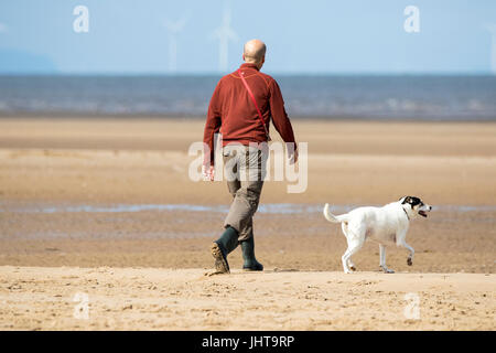 Southport, Merseyside, 16. Juli 2017. Großbritannien Wetter.   Ein schönen sonniger Start in den Tag über der Nordwestküste Englands als Familien nehmen am Meer in der Sonne auf dem goldenen Sand von Southport Strand in Merseyside.  Mit Zauber herrlicher Sonnenschein, die voraussichtlich im Laufe des Tages weiter wird ein schöner Tag in dem beliebten Badeort erwartet.  Bildnachweis: Cernan Elias/Alamy Live-Nachrichten Stockfoto