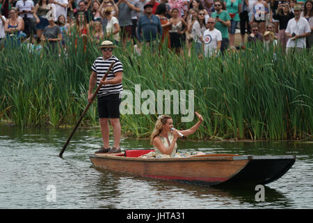 Latitude Festival, UK. 16. Juli 2017. Katherine Jenkins Gesang in einem Punt vor der Durchführung auf der Bühne am See am Tag 4 (Sonntag) von 2017 Latitude Festival in Henham Park, Southwold in Suffolk. Foto: Sonntag, 16. Juli 2017. Bildnachweis sollte lauten: Roger Garfield/Alamy Live News. Stockfoto