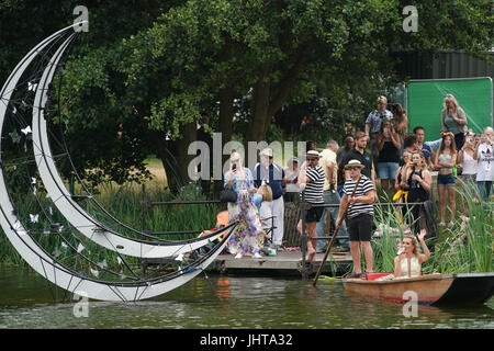 Latitude Festival, UK. 16. Juli 2017. Katherine Jenkins Gesang in einem Punt vor der Durchführung auf der Bühne am See am Tag 4 (Sonntag) von 2017 Latitude Festival in Henham Park, Southwold in Suffolk. Foto: Sonntag, 16. Juli 2017. Bildnachweis sollte lauten: Roger Garfield/Alamy Live News. Stockfoto