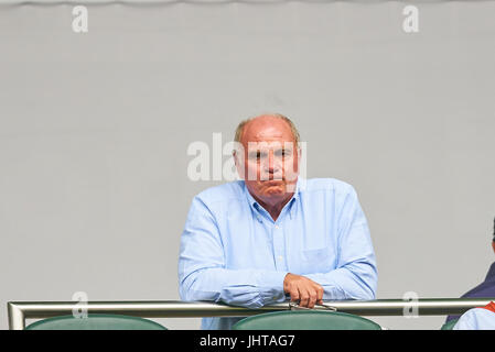 Mönchengladbach, Deutschland.  15. Juli 2017.  Uli HOENEß (FCB-Präsident) FC BAYERN München - SV WERDER BREMEN 2-0 FINAL in Telekom Cup erste deutsche Fußball Liga-Turnier in Mönchengladbach, 15. Juli 2017 © Peter Schatz / Alamy Live News Stockfoto