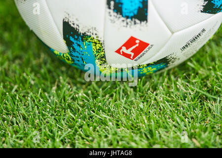 Mönchengladbach, Deutschland.  15. Juli 2017.  Symbol, Illustration, Feature, Bundesliga Ball Torfabrik FC BAYERN München - SV WERDER BREMEN 2-0 FINAL in Telekom Cup erste deutsche Fußball Liga-Turnier in Mönchengladbach, 15. Juli 2017 © Peter Schatz / Alamy Live News Stockfoto