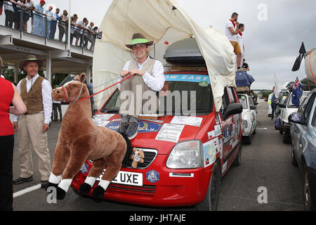 Goodwood, UK. 16. Juli 2017. Mongol Rally: Abenteurer bereiten Sie für den Start der 2017 Mongol Rally in Goodwood Motor Circuit. Die Teilnehmer kaufen Sie billig ein-Liter-Autos von Schrottplätzen und versuchen, sie in die Mongolei zu fahren. Abenteurer haben mehr als 8 Millionen Pfund für wohltätige Zwecke in den letzten 12 Jahren angesprochen. Bildnachweis: Malcolm Greig/Alamy Live-Nachrichten Stockfoto