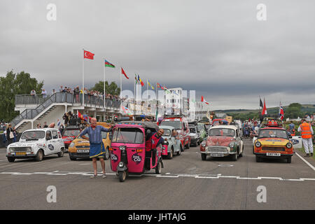 Goodwood, UK. 16. Juli 2017. Mongol Rally 2017: Abenteurer erwarten Anfang 2017 Mongol Rally. Die Teilnehmer kaufen billig ein-Liter-Autos und versuchen, sie in die Mongolei zu fahren. Die Abenteurer haben mehr, dass £8 m für einen guten Zweck in den letzten 12 Jahren angesprochen. Bildnachweis: Malcolm Greig/Alamy Live-Nachrichten Stockfoto