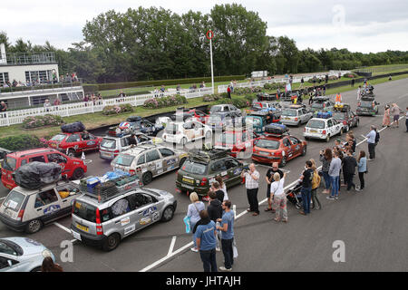 Goodwood, UK. 16. Juli 2017. Mongol Rally 2017: Abenteurer, die Startlinie zu verlassen, wenn die 2017 Mongol Rally vorbereiten. Die Teilnehmer kaufen günstige 1-Liter-Autos von Schrottplätzen und versuchen, in die Mongolei zu fahren, ohne Unterstützung. Die Abenteurer haben mehr als 8 Millionen Pfund für wohltätige Zwecke in den letzten 12 Jahren angesprochen. Bildnachweis: Malcolm Greig/Alamy Live-Nachrichten Stockfoto