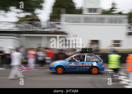 Goodwood, UK. 16. Juli 2017. Mongol Rally 2017: ein Abenteurer kreuzt die Startlinie 2017 Mongol Rally. Wettbewerber kaufen günstige 1-Liter-Autos von Schrottplätzen und versuchen, sie in die Mongolei zu fahren. Die Abenteurer haben mehr als 8 Millionen Pfund für wohltätige Zwecke in den letzten 12 Jahren angesprochen. Bildnachweis: Malcolm Greig/Alamy Live-Nachrichten Stockfoto