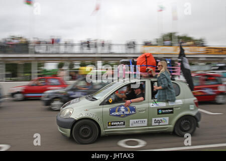 Goodwood, UK. 16. Juli 2017. Mongol Rally: Teilnehmer überqueren die Startlinie 2017 Mongol Rally. Die Teilnehmer kaufen billig ein-Liter-Autos und fahren sie in die Mongolei. Adeventurists haben in den letzten 12 Jahren mehr als £8 m für einen guten Zweck gesammelt. Bildnachweis: Malcolm Greig/Alamy Live-Nachrichten Stockfoto