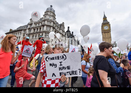 London, UK.  16. Juli 2017.  Eltern, Schüler und Lehrer zu sammeln für eine Veranstaltung namens "Karneval gegen The Cuts" in Parliament Square.  Die Demonstration organisiert von faire Finanzierung für Schulen, eine übergeordnete führte Kampagne, fordert die Regierung auf, mehr Mittel für Schulen.   Bildnachweis: Stephen Chung / Alamy Live News Stockfoto