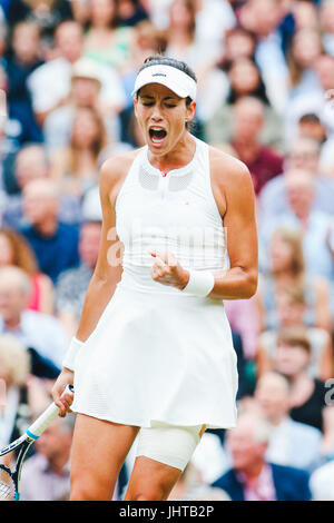 London, UK. 15. Juli 2017. Garbine Muguruza (ESP) Tennis: Garbine Muguruza Spaniens reagiert während der Frauen Einzel Finale der Wimbledon Lawn Tennis Championships gegen Venus Williams aus den USA bei den All England Lawn Tennis and Croquet Club in London, England. Bildnachweis: AFLO/Alamy Live-Nachrichten Stockfoto