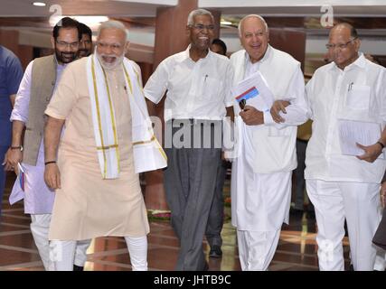 Neu-Delhi, Indien. 16. Juli 2017. Der indische Premierminister Narendra Modi (2 L) nimmt an einem Treffen mit seinen Kabinettskollegen in einer All-Parteien-Sitzung vor Monsun Sitzungsperiode des Parlaments in Neu-Delhi, Indien, 16. Juli 2017. Bildnachweis: Partha Sarkar/Xinhua/Alamy Live-Nachrichten Stockfoto