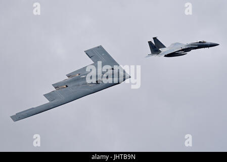 Northrop Grumman B-2 Spirit Tarnbomberflugzeug, das direkt von den Staaten zur RIAT Airshow in Großbritannien flog. Begleitet von einem F-15-Jäger Stockfoto