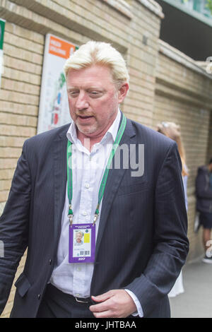 London UK. 16. Juli 2017. Ehemalige Wimbledon Singles Meister Boris Becker, die vor kurzem erklärt wurde Konkurs kommt am letzten Tag des Wimbledon Tennis Championships Credit: Amer Ghazzal/Alamy Live-Nachrichten Stockfoto