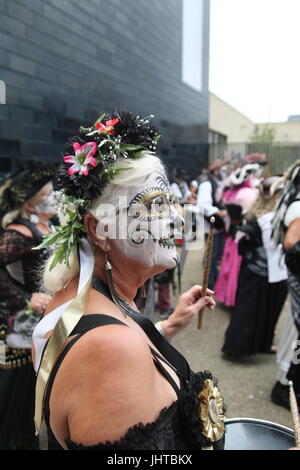 Hastings, UK. 16. Juli 2017. Die Sussex Küste Stadt Hastings hält seine jährliche Piratentag mit den Straßen der Altstadt voller Erwachsener und Kind Piraten. Roland Ravenhill/Alamy Live-Nachrichten Stockfoto