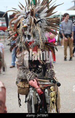 Hastings, UK. 16. Juli 2017. Die Sussex Küste Stadt Hastings hält seine jährliche Piratentag mit den Straßen der Altstadt voller Erwachsener und Kind Piraten. Roland Ravenhill/Alamy Live-Nachrichten Stockfoto