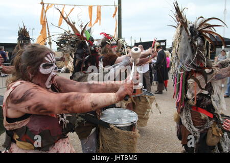 Hastings, UK. 16. Juli 2017. Die Sussex Küste Stadt Hastings hält seine jährliche Piratentag mit den Straßen der Altstadt voller Erwachsener und Kind Piraten. Roland Ravenhill/Alamy Live-Nachrichten Stockfoto