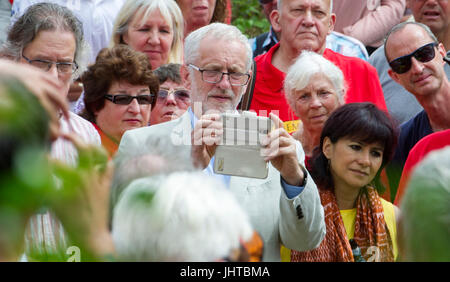 Tolpuddle, Dorset, UK. 16. Juli 2017. Jeremy Corbyn der Labour-Partei Führer mit Anhängern während der jährlichen Tolpuddle Märtyrer marschieren die eine Gruppe von Dorset Bauernhof Labourors erinnert, die eine Union im Jahre 1834 eingerichtet, über niedrige Löhne zu protestieren. Kredit John Beasley/Alamy Live-Nachrichten Stockfoto