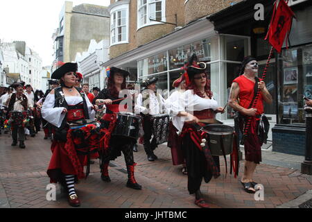 Hastings, UK. 16. Juli 2017. Die Sussex Küste Stadt Hastings hält seine jährliche Piratentag mit den Straßen der Altstadt voller Erwachsener und Kind Piraten. Roland Ravenhill/Alamy Live-Nachrichten Stockfoto