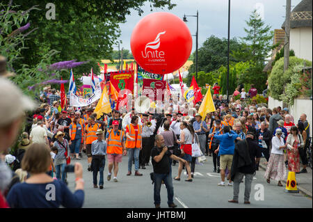 Tolpuddle, Dorset, UK. 16. Juli 2017. Jeremy Corbyn der Labour-Partei Führer mit Anhängern während der jährlichen Tolpuddle Märtyrer marschieren die eine Gruppe von Dorset Bauernhof Labourors erinnert, die eine Union im Jahre 1834 eingerichtet, über niedrige Löhne zu protestieren. Kredit John Beasley/Alamy Live-Nachrichten Stockfoto