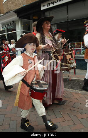 Hastings, UK. 16. Juli 2017. Junge Piraten Schlagzeuger. Die Sussex Küste Stadt Hastings hält seine jährliche Piratentag mit den Straßen der Altstadt voller Erwachsener und Kind Piraten. Roland Ravenhill/Alamy Live-Nachrichten Stockfoto