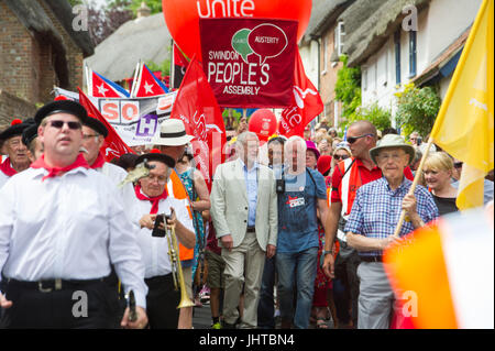 Tolpuddle, Dorset, UK. 16. Juli 2017. Jeremy Corbyn der Labour-Partei Führer mit Anhängern während der jährlichen Tolpuddle Märtyrer marschieren die eine Gruppe von Dorset Bauernhof Labourors erinnert, die eine Union im Jahre 1834 eingerichtet, über niedrige Löhne zu protestieren. Kredit John Beasley/Alamy Live-Nachrichten Stockfoto