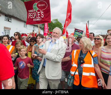 Tolpuddle, Dorset, UK. 16. Juli 2017. Jeremy Corbyn der Labour-Partei Führer mit Anhängern während der jährlichen Tolpuddle Märtyrer marschieren die eine Gruppe von Dorset Bauernhof Labourors erinnert, die eine Union im Jahre 1834 eingerichtet, über niedrige Löhne zu protestieren. Kredit John Beasley/Alamy Live-Nachrichten Stockfoto