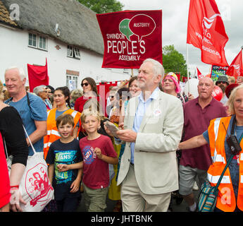 Tolpuddle, Dorset, UK. 16. Juli 2017. Jeremy Corbyn der Labour-Partei Führer mit Anhängern während der jährlichen Tolpuddle Märtyrer marschieren die eine Gruppe von Dorset Bauernhof Labourors erinnert, die eine Union im Jahre 1834 eingerichtet, über niedrige Löhne zu protestieren. Kredit John Beasley/Alamy Live-Nachrichten Stockfoto