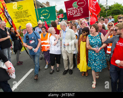 Tolpuddle, Dorset, UK. 16. Juli 2017. Jeremy Corbyn der Labour-Partei Führer mit Anhängern während der jährlichen Tolpuddle Märtyrer marschieren die eine Gruppe von Dorset Bauernhof Labourors erinnert, die eine Union im Jahre 1834 eingerichtet, über niedrige Löhne zu protestieren. Kredit John Beasley/Alamy Live-Nachrichten Stockfoto