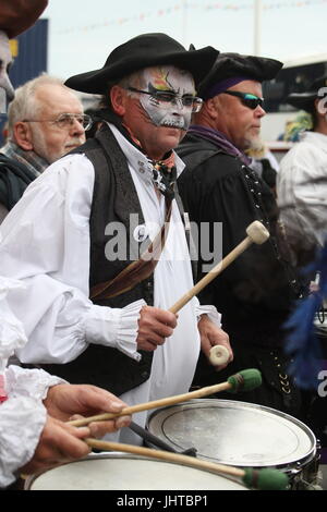 Hastings, UK. 16. Juli 2017. Die Sussex Küste Stadt Hastings hält seine jährliche Piratentag mit den Straßen der Altstadt voller Erwachsener und Kind Piraten. Trommeln sind stark. Roland Ravenhill/Alamy Live-Nachrichten Stockfoto