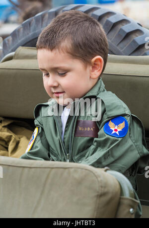 Poole ist Vintage, Poole, Dorset, Großbritannien. 16. Juli 2017. Poole geht Oldtimer Veranstaltung findet auf dem Kai – junge gekleidet in Militäruniform. Bildnachweis: Carolyn Jenkins/Alamy Live-Nachrichten Stockfoto