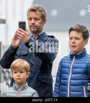 Grasten Slot, Dänemark. 16. Juli 2017. Kronprinz Frederik, Prinz Christian und Prinz Vincent von Dänemark besucht die Ringsted Pferd Zeremonie während ihrer jährlichen Sommerurlaub auf Grasten Steckplatz, Dänemark, 16. Juli 2017. Foto: Patrick van Katwijk - NO-Draht-SERVICE - Foto: Patrick van Katwijk/Dutch Photo Press/Dpa/Alamy Live News Stockfoto