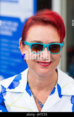 Poole ist Vintage, Poole, Dorset, Großbritannien. 16. Juli 2017. Poole geht Oldtimer Veranstaltung findet auf dem Kai - Besucher kleiden sich in Vintage-Kleidung. Bildnachweis: Carolyn Jenkins/Alamy Live-Nachrichten Stockfoto