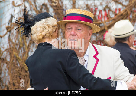 Poole ist Vintage, Poole, Dorset, Großbritannien. 16. Juli 2017. Poole geht Oldtimer Veranstaltung findet auf dem Kai - Besucher kleiden sich in Vintage-Kleidung. Bildnachweis: Carolyn Jenkins/Alamy Live-Nachrichten Stockfoto