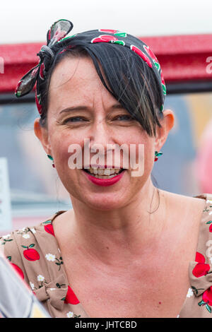 Poole ist Vintage, Poole, Dorset, Großbritannien. 16. Juli 2017. Poole geht Oldtimer Veranstaltung findet auf dem Kai - Besucher kleiden sich in Vintage-Kleidung. Bildnachweis: Carolyn Jenkins/Alamy Live-Nachrichten Stockfoto