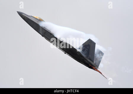 US Air Force Lockheed Martin F-22 Raptor Tarnjäger Jet Flugzeug wird auf einer Flugschau gezeigt Stockfoto