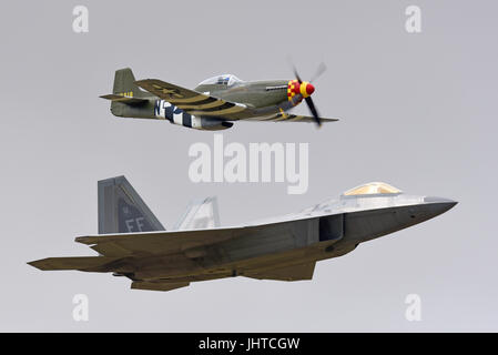 US Air Force Lockheed Martin F-22 Raptor Tarnjäger mit einem nordamerikanischen P-51 Mustang 2. Weltkrieg Flugzeug als Erbe Flug auf einer Flugschau Stockfoto