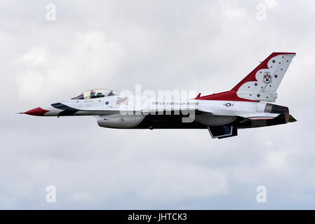 Das USAF Thunderbirds Display Team fliegt auf einer britischen Flugschau Stockfoto