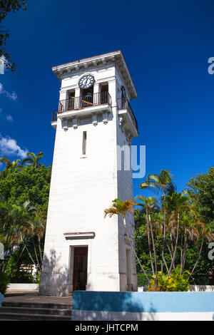 Eine alte Uhrturm im Stadtteil Minamar in Havanna, Kuba. Zwischen 1921 und 1924 entstand ein Uhrenturm auf der Fifth Avenue. Es wurde von New Yor entworfen. Stockfoto