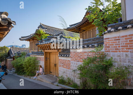 Unbenannte Touristen auf das Bukchon Hanok Dorf am Jun19, 2017 in Stadt von Seoul, Südkorea - berühmte Tourenziel Stockfoto