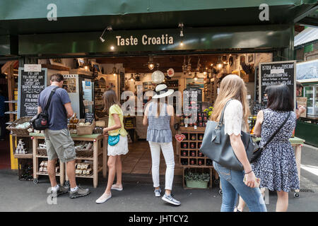 Kunden surfen Geschmack Kroatien, einen Stall, die kroatische Küche in Borough Market, die historischen Southwark, London Essen Zentralmarkt spezialisiert. Stockfoto